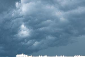 nuages de pluie abondante au-dessus d'une ville, nuages bleu foncé vue spectaculaire d'un ciel photo