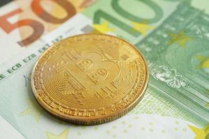 bitcoin doré sur les billets en euros argent pour les affaires et le commerce, monnaie numérique, crypto-monnaie virtuelle. photo
