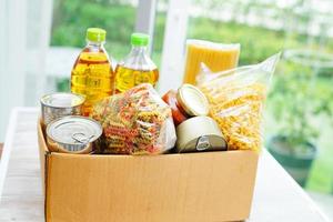 denrées alimentaires dans une boîte de dons pour bénévoles. photo