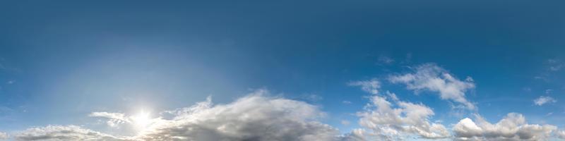 ciel bleu panorama hdr 360 avec de beaux nuages blancs en projection transparente avec zénith pour une utilisation dans les graphiques 3d ou le développement de jeux comme dôme du ciel ou modifier le tir de drone pour le remplacement du ciel photo