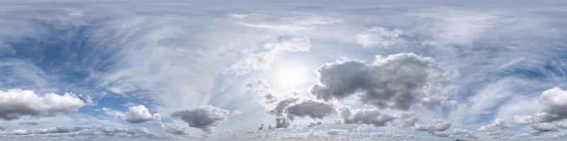 ciel bleu clair avec de beaux nuages blancs. panorama hdri harmonieux vue d'angle à 360 degrés avec zénith pour une utilisation dans les graphiques 3d ou le développement de jeux comme dôme du ciel ou modification d'un tir de drone photo