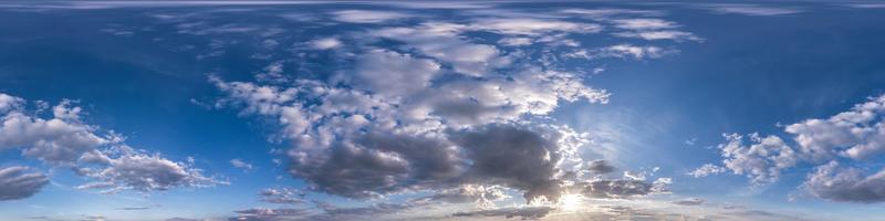 ciel bleu foncé avant le coucher du soleil avec de beaux nuages impressionnants. panorama hdri harmonieux vue d'angle à 360 degrés avec zénith pour une utilisation dans les graphiques ou le développement de jeux comme dôme du ciel ou modification d'un tir de drone photo