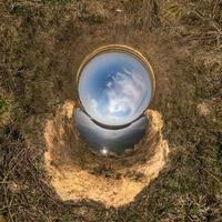 petite planète bleue. inversion de minuscule planète transformation de panorama sphérique à 360 degrés. vue aérienne abstraite sphérique. courbure de l'espace. photo