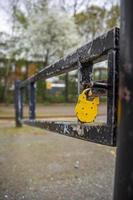 Cadenas jaune sur le poste de barrière dans une zone réglementée à Londres. photo