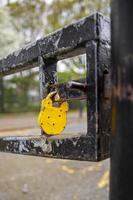 Cadenas jaune sur le poste de barrière dans une zone réglementée à Londres. photo