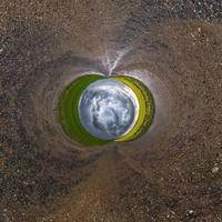 boule de petite planète bleue. inversion de minuscule planète transformation de panorama sphérique à 360 degrés. vue aérienne abstraite sphérique. courbure de l'espace. photo