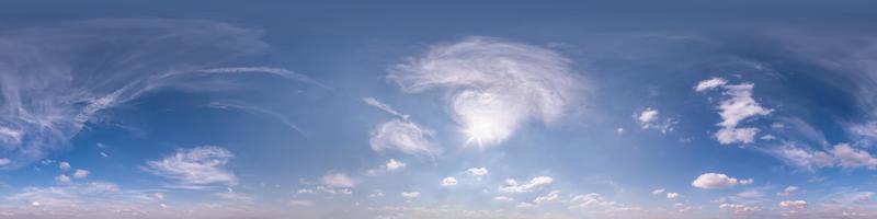panorama hdri ciel bleu clair et harmonieux vue d'angle à 360 degrés avec de beaux nuages au zénith pour une utilisation dans des graphiques 3d ou un jeu comme dôme du ciel ou modifier un tir de drone photo