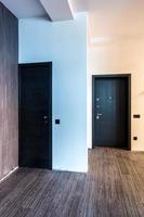 porte en bois noire de couleur sombre pour intérieur moderne et appartement appartement ou bureau photo