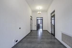 long couloir blanc vide à l'intérieur du hall d'entrée d'appartements, de bureaux ou de cliniques modernes photo