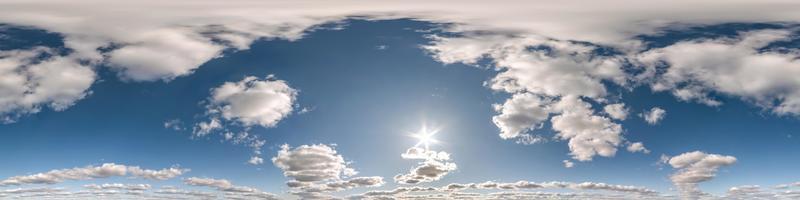 ciel bleu clair avec de beaux nuages blancs. panorama hdri harmonieux vue d'angle à 360 degrés avec zénith pour une utilisation dans les graphiques 3d ou le développement de jeux comme dôme du ciel ou modification d'un tir de drone photo