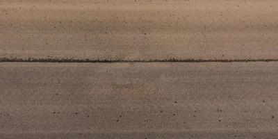 vue d'en haut sur la texture de l'ancienne route goudronnée photo