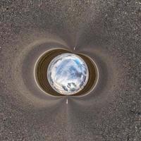 inversion de la petite planète bleue transformation du panorama sphérique à 360 degrés. vue aérienne abstraite sphérique sur le terrain avec de beaux nuages impressionnants. courbure de l'espace. photo