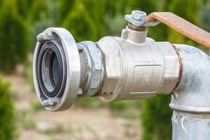 robinet d'eau du jardin. robinet pour l'arrosage ou pour l'irrigation des plantes agricoles dans les champs. photo