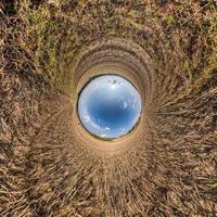 petite planète bleue. inversion de minuscule planète transformation de panorama sphérique à 360 degrés. vue aérienne abstraite sphérique. courbure de l'espace. photo