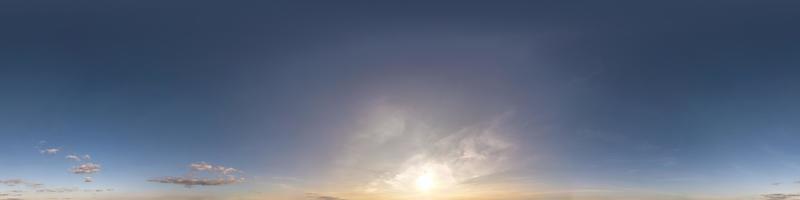 ciel bleu clair et harmonieux panorama hdri vue d'angle à 360 degrés avec zénith sans nuages pour une utilisation dans les graphiques 3d comme dôme du ciel ou modification d'un tir de drone photo