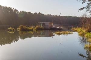 maison de débarcadère sur une jetée en bois dans l'eau en forêt en soirée photo