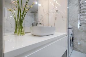 robinet d'eau en métal avec évier et robinet pour ouvrir et réguler l'eau froide ou chaude dans une salle de bain chère. photo