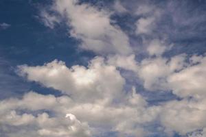fond de ciel bleu avec des nuages rayés blancs. jour de dégagement et beau temps venteux photo