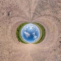 petite planète bleue. inversion de minuscule planète transformation de panorama sphérique à 360 degrés. vue aérienne abstraite sphérique. courbure de l'espace. photo