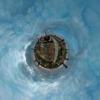 transformation de la petite planète du panorama sphérique à 360 degrés. vue aérienne abstraite sphérique sur le cimetière près des tombes. courbure de l'espace. photo