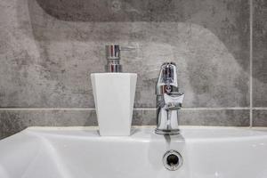 lavabo avec robinet d'eau dans une salle de bain chère photo