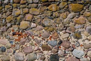 surface du vieux mur d'énormes pierres d'un ancien bâtiment détruit photo