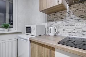 intérieur de la cuisine de luxe moderne dans des studios de style minimaliste avec une couleur blanche claire photo