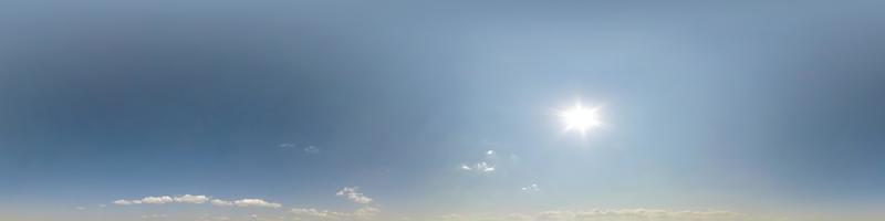 ciel bleu clair panorama hdri 360 en projection transparente avec zénith pour une utilisation dans les graphiques 3d ou le développement de jeux comme dôme du ciel ou modification d'un tir de drone pour le remplacement du ciel photo