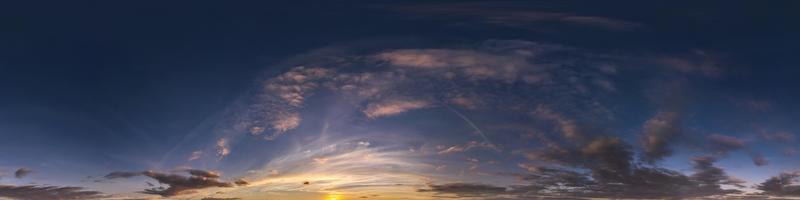 panorama hdr 360 du ciel bleu du soir avec de beaux nuages blancs en projection transparente avec zénith pour une utilisation dans les graphiques 3d ou le développement de jeux comme dôme du ciel ou modifier le tir de drone pour le remplacement du ciel photo