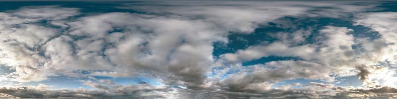 ciel bleu avec de beaux nuages. panorama hdri harmonieux vue d'angle à 360 degrés avec zénith pour une utilisation dans les graphiques 3d ou le développement de jeux comme dôme du ciel ou modification d'un tir de drone photo