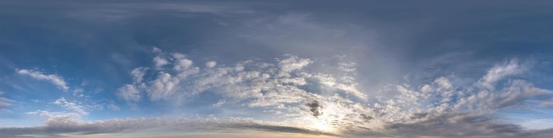 soir ciel bleu foncé panorama hdr 360 avec de beaux nuages blancs en projection transparente avec zénith pour une utilisation dans les graphiques 3d ou le développement de jeux comme dôme du ciel ou modifier le tir de drone pour le remplacement du ciel photo