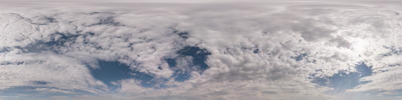 panorama hdri harmonieux vue d'angle à 360 degrés ciel bleu avec de beaux cumulus moelleux au zénith pour une utilisation dans les graphiques 3d ou le développement de jeux comme dôme du ciel ou modifier le tir de drone photo