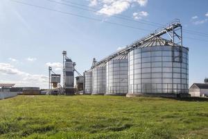 ascenseur de grenier moderne. silos d'argent sur l'agro-industrie et l'usine de fabrication pour le traitement, le nettoyage à sec et le stockage des produits agricoles, de la farine, des céréales et des grains. photo