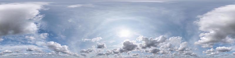 ciel bleu clair avec de beaux nuages blancs. panorama hdri harmonieux vue d'angle à 360 degrés avec zénith pour une utilisation dans les graphiques 3d ou le développement de jeux comme dôme du ciel ou modification d'un tir de drone photo