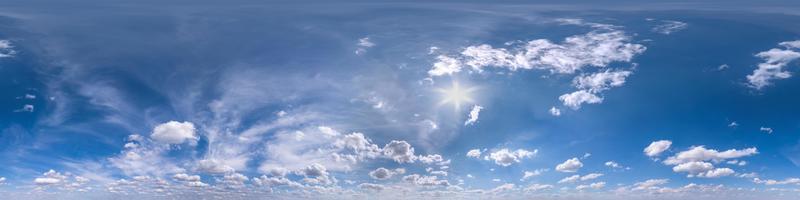 ciel bleu harmonieux panorama hdri vue d'angle à 360 degrés avec de beaux nuages au zénith pour une utilisation dans les graphiques 3d comme dôme du ciel ou modification d'un tir de drone photo