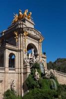 barcelone, espagne, 2022 - fontaine du lac du parc de la ciudadela de barcelone avec quadrige doré d'aurore photo