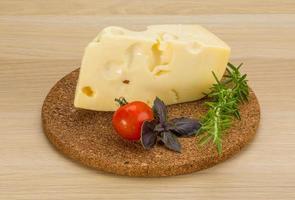 fromage maasdam sur fond de bois photo