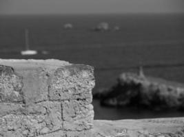 île d'ibiza en mer méditerranée photo