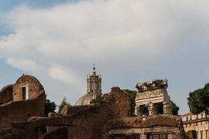 ruines de construction et colonnes antiques à rome, italie photo