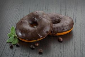 beignets au chocolat sur fond de bois photo