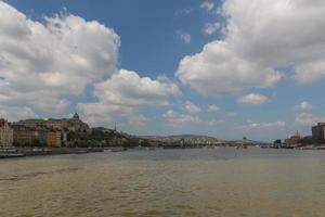 panorama de la ville de budapest avec le danube photo