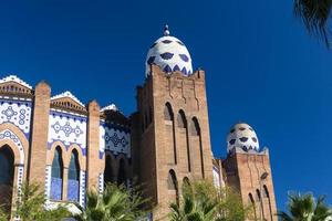 barcelone, espagne, 2022 - arènes de barcelone la mosaïque monumentale détail d'oeufs à gran via photo