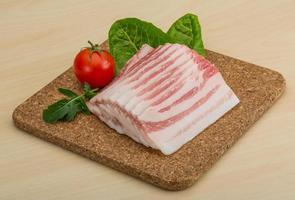 tranches de bacon sur planche de bois photo