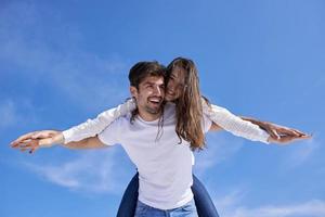 heureux jeune couple romantique s'amuser se détendre à la maison photo