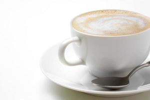 café cappuccino dans une tasse à café blanche avec soucoupe et cuillère photo