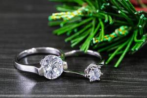 Anneaux de mariage en diamant sur fond noir photo