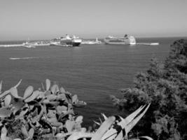 île d'ibiza en mer méditerranée photo