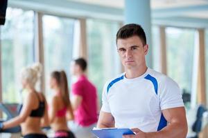 groupe de personnes dans la salle de fitness photo