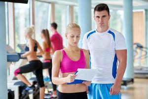 groupe de personnes dans la salle de fitness photo