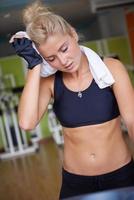 femme faisant de l'exercice sur un tapis roulant dans une salle de sport photo